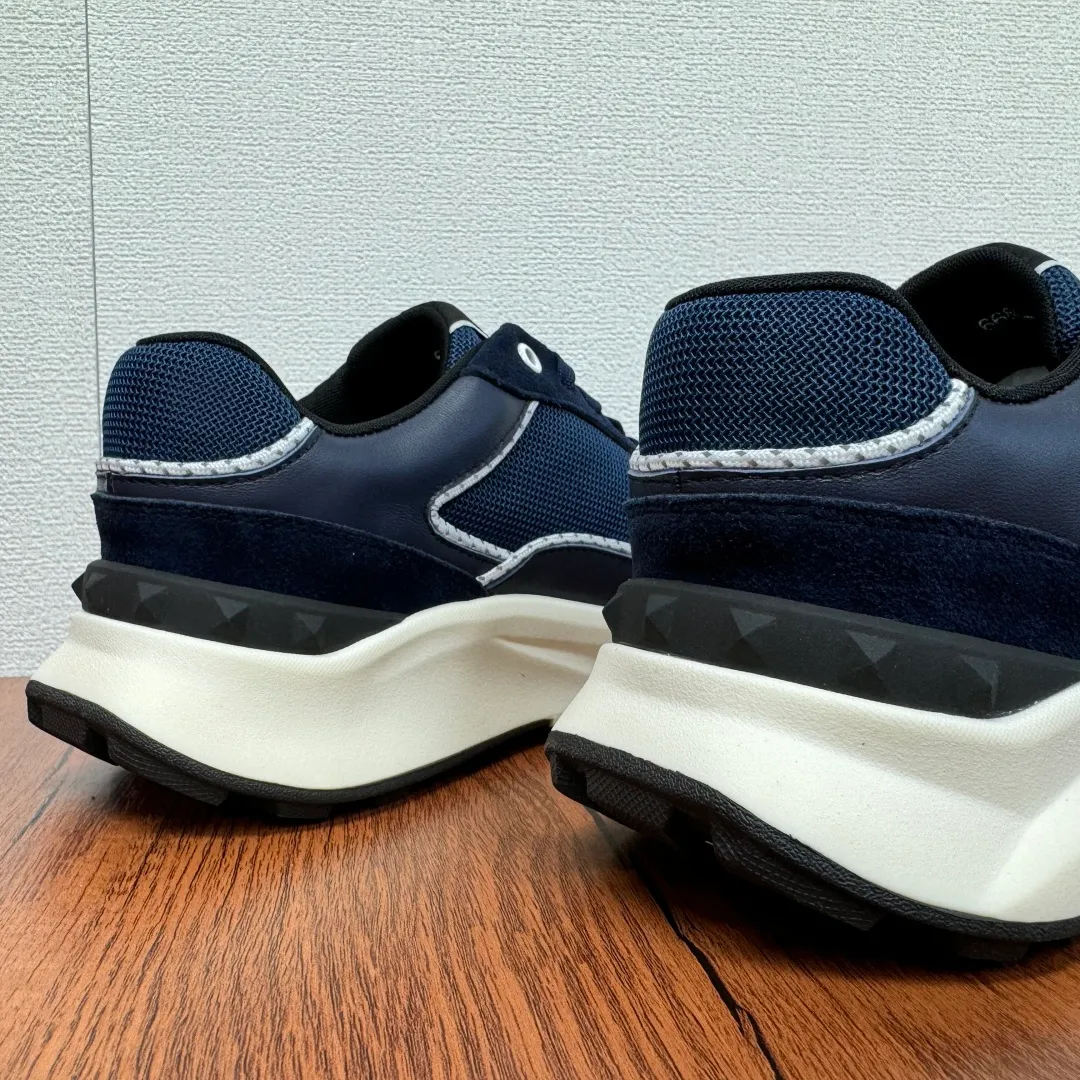 [Valentino] Top P: 820💰 Size: 39-44 leather shoe size (can be customized 38.45 cannot be returned or exchanged) VALENTION/Valentino FREEDOTS series new spring and summer men's sports shoes Lightweight and breathable casual thick-soled men's shoes Classic contrasting splicing design Suede cowhide stitching nappa calfskin + breathable technical mesh material Hot glue brand pattern badge logo details Delicate calfskin feet Lightweight mesh lining, ultra-light TPU foam rubber outsole, sports version, thick-soled style design, easy and versatile, multiple colors available, able to meet various matching needs, complete package! Item number: HL6688 blue